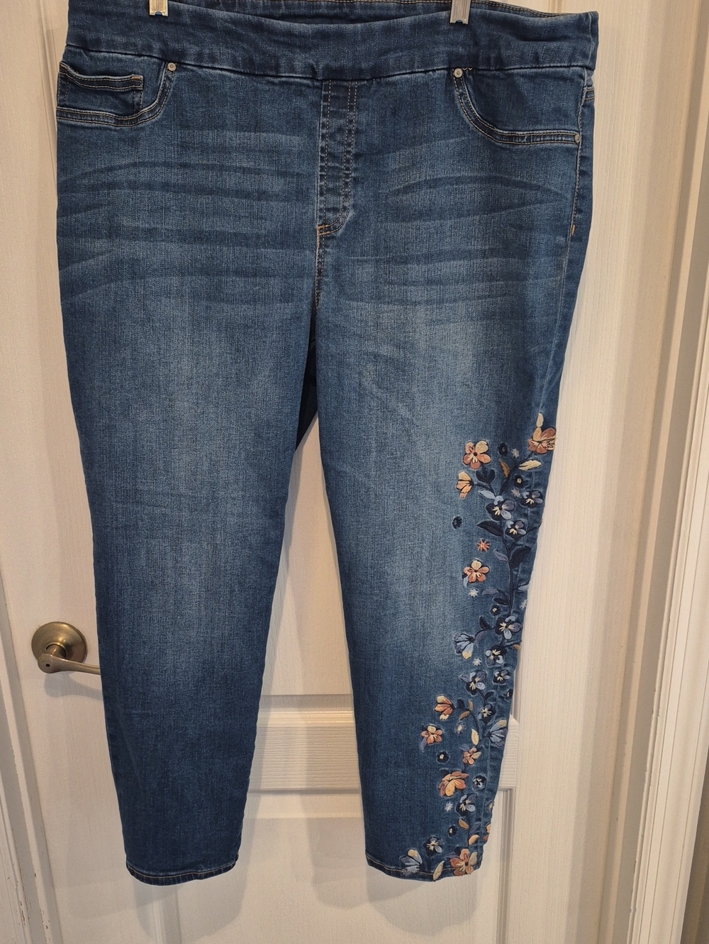 Chico's Pull On Jegging Ankle Jeans with Side Floral Embroidery Chico's Size 3.5